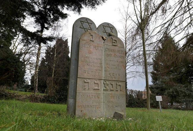 Auf dem jüdischen Friedhof erinnert ein Grabstein an die von Nationalsozialisten ermordete Betty Reis (1921-1944), ihre Großeltern (Hertz) und ihren Bruder Walter (1920-2005). Die letzte Jüdin wurde 1933 in Wassenberg beerdigt. FOTO: JÜRGEN LAASER